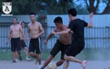 [ẢNH] Thanh niên ở quê cởi trần đá bóng phủi mùa World Cup